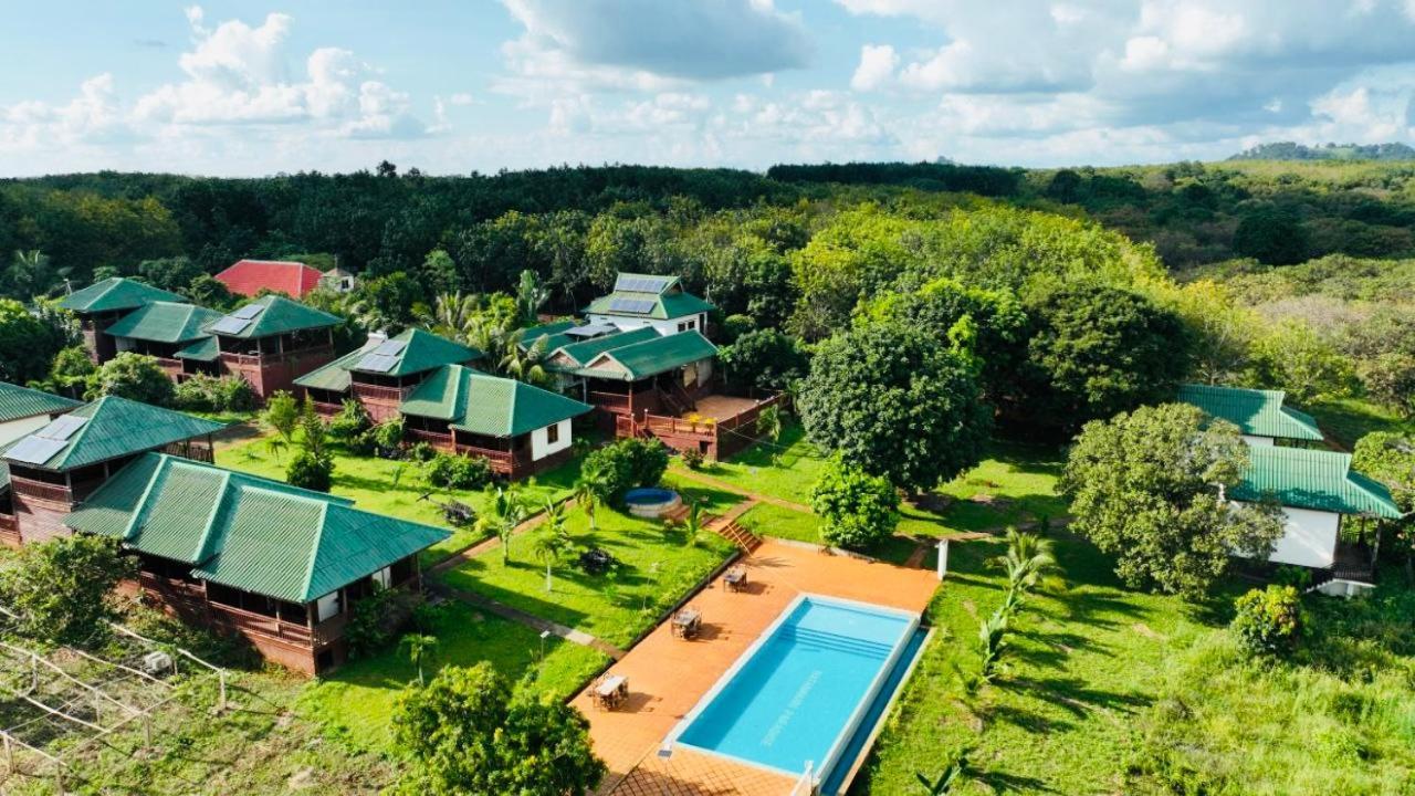 Ratanakiri Paradise Hotel & Restaurant รัตนคีรี ภายนอก รูปภาพ