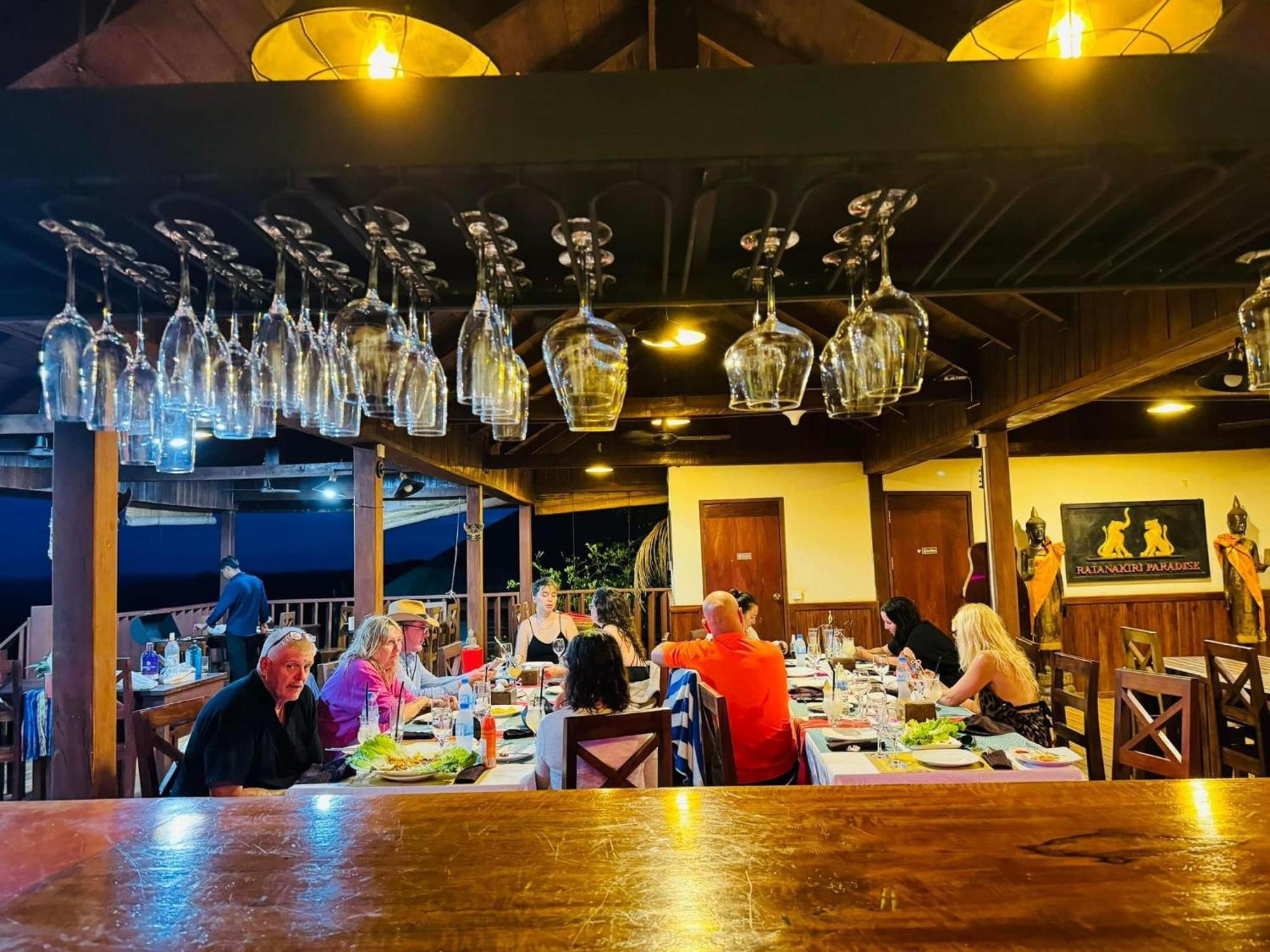 Ratanakiri Paradise Hotel & Restaurant รัตนคีรี ภายนอก รูปภาพ