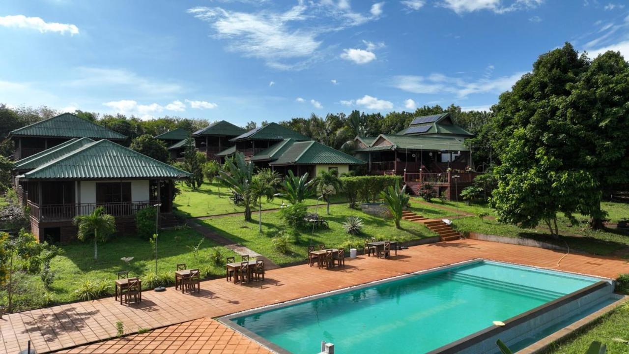 Ratanakiri Paradise Hotel & Restaurant รัตนคีรี ภายนอก รูปภาพ