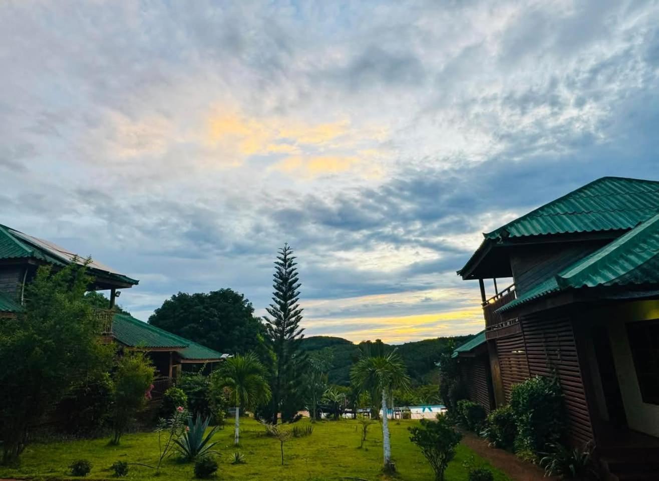 Ratanakiri Paradise Hotel & Restaurant รัตนคีรี ภายนอก รูปภาพ