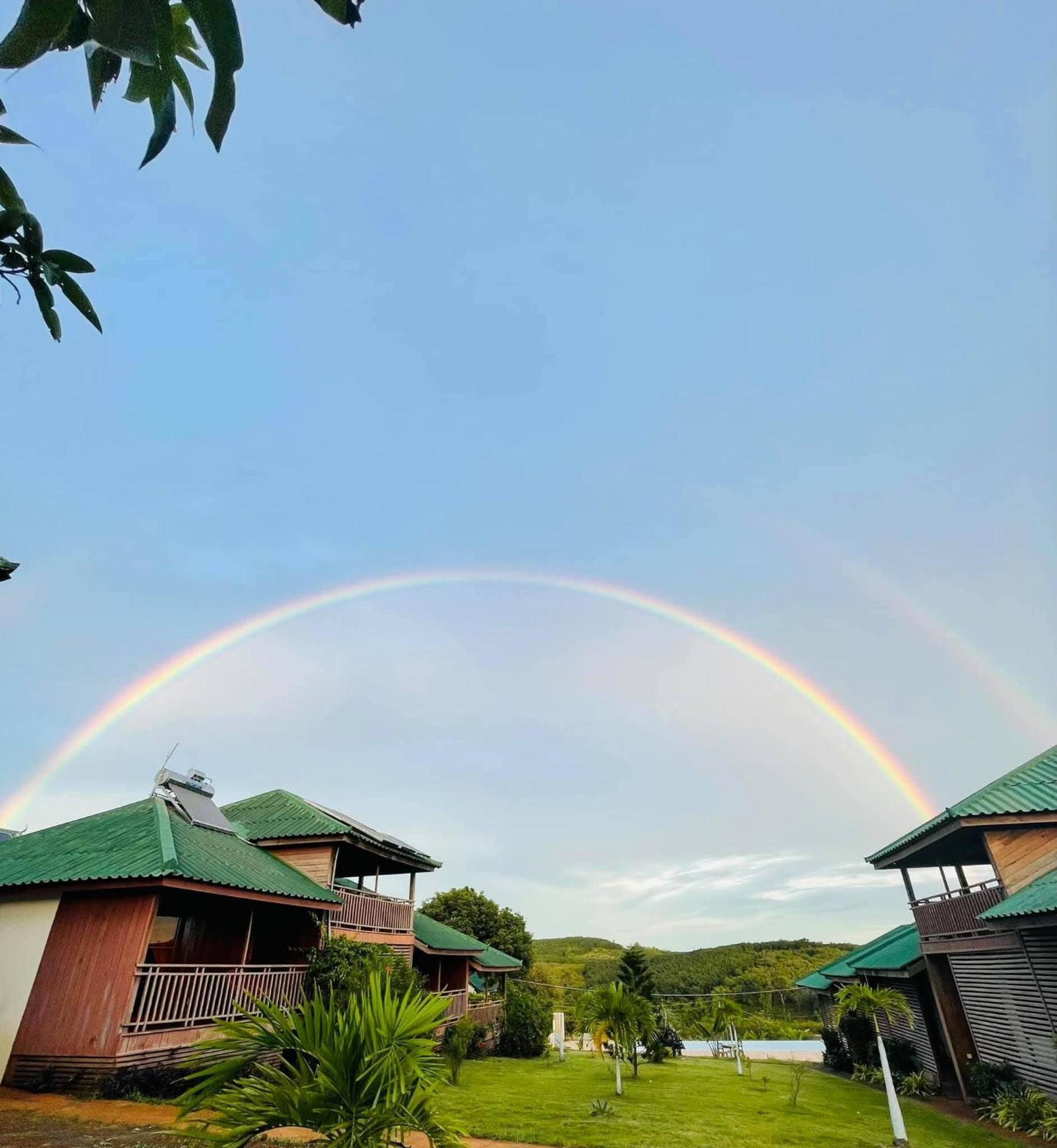 Ratanakiri Paradise Hotel & Restaurant รัตนคีรี ภายนอก รูปภาพ