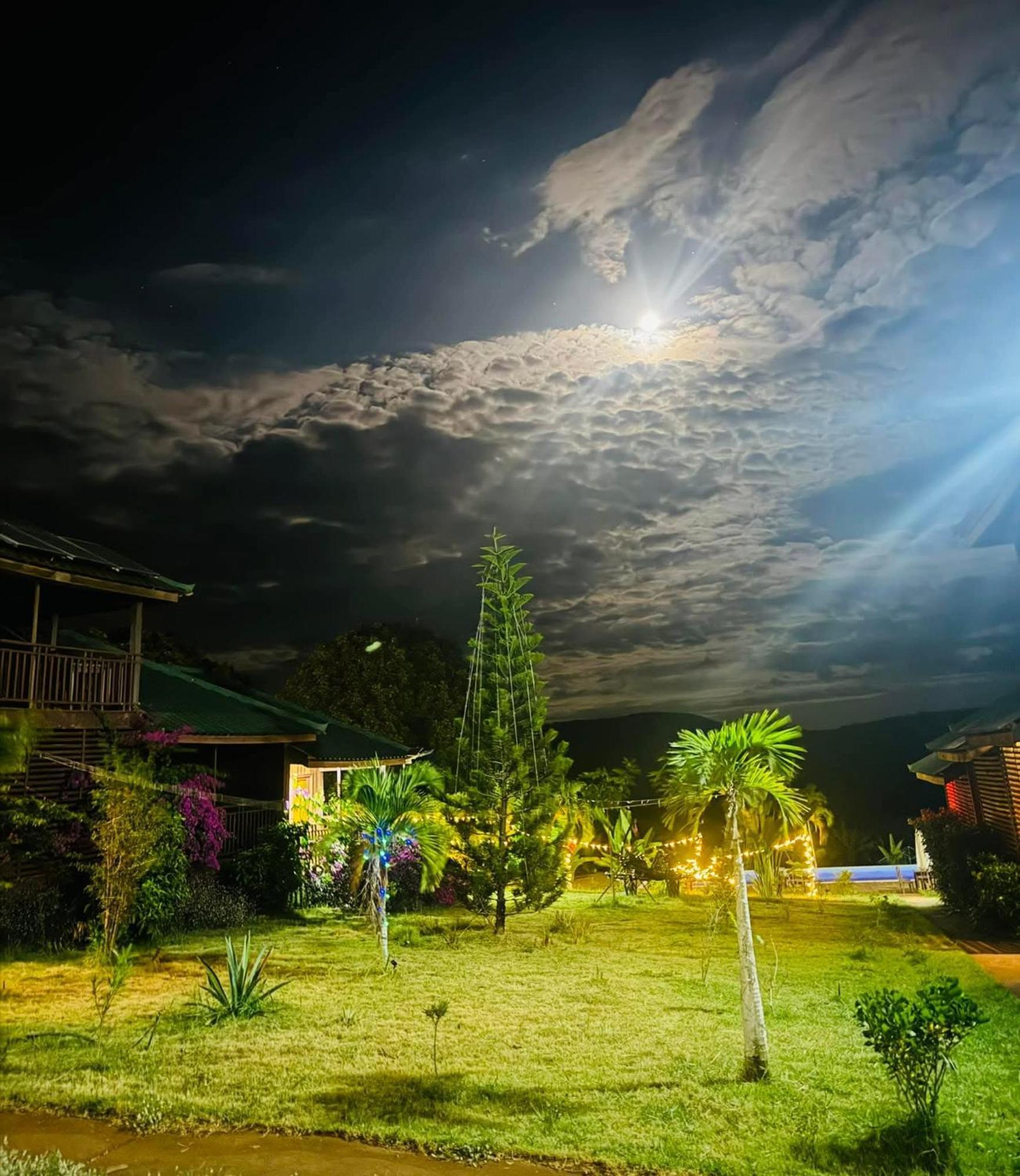 Ratanakiri Paradise Hotel & Restaurant รัตนคีรี ภายนอก รูปภาพ